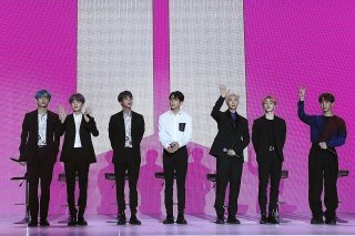 Malgré leur immense popularité, les stars de la K-pop, dont ceux de BTS, ne bénéficient pas d'exemption militaire (archives). KEYSTONE/AP Newsis/JO SOO-JUNG