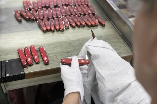 Le groupe familial a légèrement accru ses recettes grâce à la demande de ses couteaux de poche et de son offre de bagages. (Archives) KEYSTONE/GAETAN BALLY