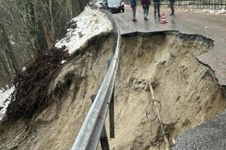 La route effondrée entre Les Valettes et Champex, en Valais. Keystone