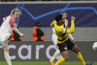 Emil Forsberg (à gauche) arme sa frappe victorieuse pour le 2-1. KEYSTONE/AP/Matthias Schrader
