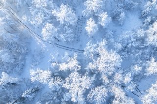 Grâce aux images satellites et à l'intelligence artificielle, les chercheurs peuvent déterminer la hauteur de la neige avec précision et rapidité. (Image symbolique) Keystone/MICHAEL BUHOLZER