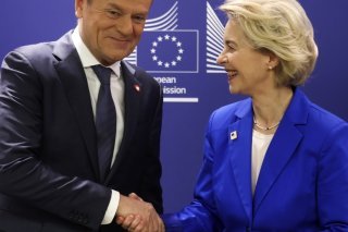 La présidente de la Commission européenne Ursula von der Leyen, ici avec le nouveau premier ministre polonais Donald Tusk lors du sommet de Bruxelles, assure qu'une solution sera trouvée pour ne pas laisser tomber l'Ukraine après le véto hongrois à un financement de 50 milliards. KEYSTONE/EPA/OLIVIER HOSLET