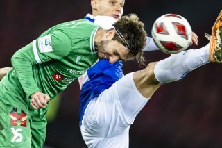 L'Yverdonnois Dario Del Favro n'hésite pas à mettre sa tête près du pied de Dorian Babunski. KEYSTONE/MICHAEL BUHOLZER