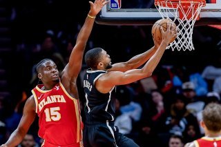 Touché à un genou, Clint Capela (gauche) n'a pas été aligné samedi à Cleveland KEYSTONE/EPA/ERIK S. LESSER