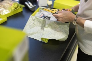 L'érosion du moral des consommateurs helvétiques, grevé par l'inflation, les coûts de la santé et les incertitudes, devrait se répercuter sur le montant alloué aux cadeaux de Noël et sur les dons. (archives) KEYSTONE/GAETAN BALLY