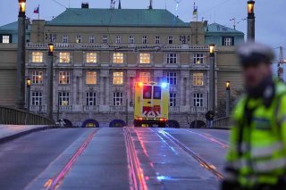 Une ambulance se précipite en direction du lieu de la fusillade, vers le bâtiment de la faculté des arts de Prague. KEYSTONE/AP/Petr David Josek