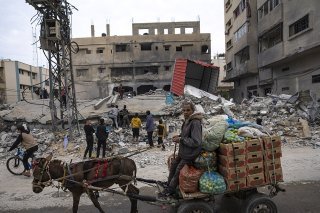 Des Palestiniens inspectent une maison après qu'elle a été détruite par un bombardement israélien à Rafah, dans le sud de la bande de Gaza. KEYSTONE/AP/Fatima Shbair