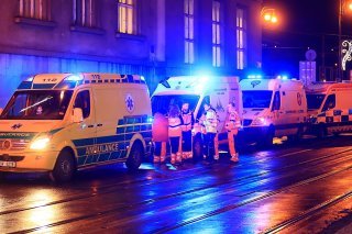Des membres du service des urgences sur le lieu de la fusillade au centre de Prague. KEYSTONE/EPA/MARTIN DIVISEK