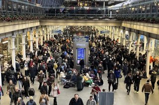 De nombreux passagers sont restés sur le carreau jeudi à la suite de la fermeture du tunnel sous la Manche à cause d'une grève surprise, comme ici, à la gare de St Pancreas à Londres. KEYSTONE/AP/James Manning