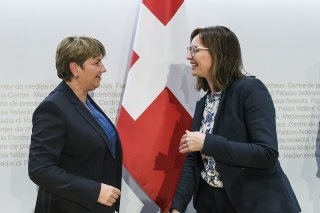 La ministre de la défense Viola Amherd a choisi son nouveau secrétaire d'Etat à la politique de sécurité. Markus Mäder sera secondé par Pälvi Pulli (à droite, archives). KEYSTONE/ALESSANDRO DELLA VALLE