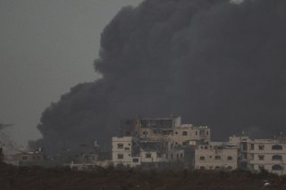 L'armée israélienne "poursuit ses tirs d'artillerie lourde" sur plusieurs secteurs de la bande de Gaza, selon le ministère de la Santé du Hamas. KEYSTONE/AP/Leo Correa