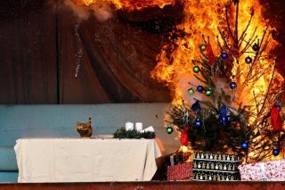 Il est vivement déconseillé de décorer un sapin de Noël d'allumettes de Bengale (photo prétexte). Keystone/EPA/FILIP SINGER