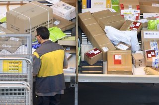 Les employés de la Poste ont traité près de 22 millions de colis entre le Black Friday et Noël. Ici à au centre de colis de Daillens (archives). KEYSTONE/LAURENT GILLIERON