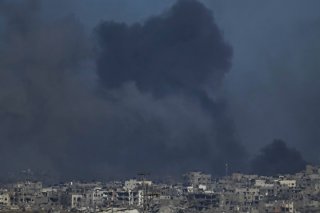 Mardi matin, de la fumée s'élevait après un bombardement dans le sud de Gaza, où Israël a annoncé concentrer désormais l'essentiel de son offensive contre le Hamas et qui abrite de nombreux déplacés ayant fui le nord. KEYSTONE/AP/Leo Correa