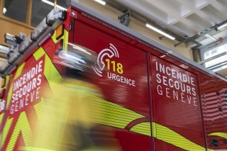 Les pompiers du SIS (Service d'Incendie et de Secours) sont à pied d'oeuvre pour maîtriser un incendie dans un garage à Vernier (GE) (image d'illustration). KEYSTONE/MARTIAL TREZZINI