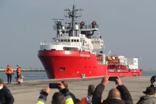 Le navire-ambulance Ocean Viking a ramené 244 migrants sur la terre ferme mercredi au cours de trois opérations de sauvetage (Archives). KEYSTONE/EPA ANSA/PASQUALE BOVE