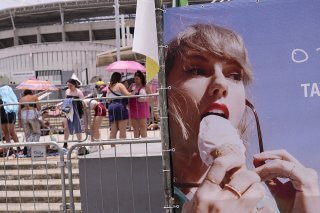 La chanteuse américaine Taylor Swift a donné un concert à Rio de Janeiro mi-novembre, dans une chaleur accablante. Les températures ressenties ont grimpé jusqu'à plus de 59°C dans la ville brésilienne (Archives). KEYSTONE/AP/SILVIA IZQUIERDO