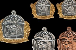 La plaquette 2024 du carnaval de Bâle a choisi pour thème "libre comme l'oiseau". Fasnachts-Comité