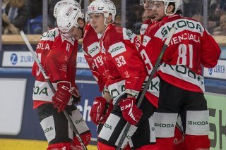 Joie pour les joueurs de Pardubice, qui bénéficieront d'une journée de repos vendredi grâce à leur succès face à KalPa. KEYSTONE/URS FLUEELER