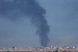 Déclenchée le 7 octobre par l'attaque sans précédent du mouvement islamiste palestinien sur le sol israélien depuis la bande de Gaza, la guerre ne montre aucun signe de répit. KEYSTONE/EPA/ATEF SAFADI