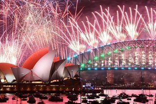 Sydney a accueilli la nouvelle année dimanche avec ses traditionnels feux d'artifice spectaculaires. KEYSTONE/EPA/DAN HIMBRECHTS