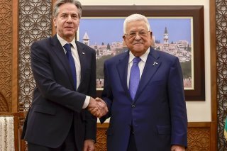 M. Abbas a reçu à Ramallah M. Blinken qui avait indiqué la veille que l'Autorité palestinienne devait "se réformer". Alors que le responsable arrivait, des dizaines de manifestants tenaient des pancartes sur lesquelles était écrit "Blinken tu n'es pas le bienvenu" ou "Arrêtez le génocide" à Gaza. KEYSTONE/EPA/JAAFAR ASHTIYEH / POOL