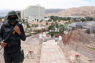 L'optimisme de l'OMT reste tributaire de "l'évolution des risques économiques et géopolitiques", notamment au Proche-Orient, où le tourisme devrait souffrir des conséquences du conflit entre Israël et le Hamas. (archives) KEYSTONE/EPA/KHALED ELFIQI