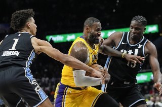 Capela (à droite) et les Hawks ont maté les Lakers de King James mardi KEYSTONE/AP/John Bazemore