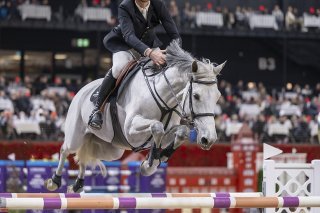 Steve Guerdat sur Is-Minka a réussi une manche finale parfaite à Bordeaux. KEYSTONE/GEORGIOS KEFALAS