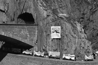 Action de protestation contre le trafic de transit par les promoteurs de l'Initiative des Alpes dans les gorges de Schoellenen (UR), le 5 août 1989. (archives) Keystone/STR