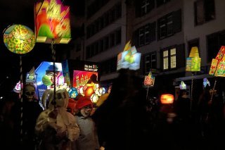 Le carnaval de Bâle, qui dure trois jours, a débuté avec le Morgenstreich. Keystone-SDA/Yen Duong