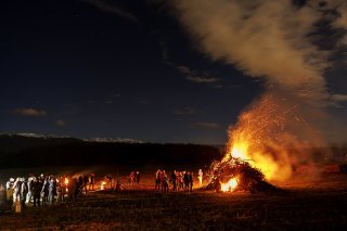 Des agriculteurs ont allumé samedi soir un feu sur un terrain agricole dans la campagne genevois, à Bernex, lors de l'action "Feu de rassemblement" à l'appel du groupe Révolte agricole suisse. KEYSTONE/SALVATORE DI NOLFI