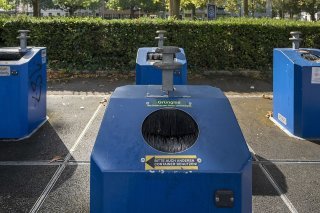 La collecte des déchets en vue de les recycler restera en mains publiques (archives). KEYSTONE/GEORGIOS KEFALAS