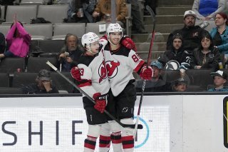 Nico Hischier (à gauche) a réussi 4 points mardi à San Jose KEYSTONE/AP/Jeff Chiu