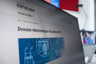 Le Parlement est d'accord de débloquer 30 millions de francs pour développer le dossier électronique du patient, mais il est divisé sur les conditions d'octroi (archives). KEYSTONE/JEAN-CHRISTOPHE BOTT