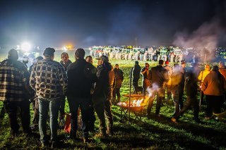 Le grand rassemblement de tracteurs de jeudi soir sur sol vaudois a convergé dans un champ agricole entre Echallens et Goumoëns-la-Ville. Keystone/VALENTIN FLAURAUD