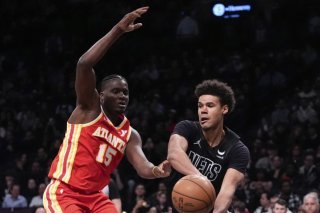 Capela (à gauche) et les Hawks ont été lourdement battus par Brooklyn jeudi KEYSTONE/AP/Frank Franklin II