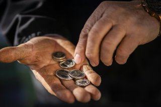 Les citoyens suisses ont plébiscité ce week-end une 13e rente AVS: la BBC note que pour une fois, ils n'ont pas suivi la recommandation du Conseil fédéral dans une question liée à l'argent. Keystone/MICHAEL BUHOLZER