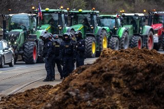 Un manifestant a été arrêté jeudi en République tchèque après avoir déversé un camion de fumier devant le bâtiment du gouvernement. KEYSTONE/EPA/MARTIN DIVISEK