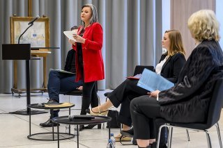 L'acquisition de 36 oeuvres d'art par dation a été annoncée vendredi au MCBA à Lausanne par les ministres vaudoises Nuria Gorrite (à gauche) et Valerie Dittli (au centre). Keystone/JEAN-CHRISTOPHE BOTT