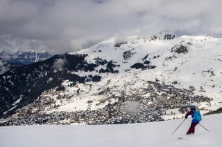 Soutenue par le canton et des investisseurs locaux, First Track vise 50 000 paires par an d’ici 2031, marquant un retour stratégique de la production dans les Alpes.