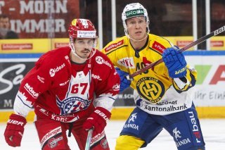 Nathan Vouardoux (à gauche) en action avec Rapperswil lors d'un match face à Davos disputé en octobre 2023