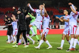 Les joueurs valaisans fetent la victoire lors de la rencontre de football de Challenge League entre FC Sion et Neuchatel Xamax FCS le vendredi 27 octobre 2023 au stade de Tourbillon a Sion. (KEYSTONE/Jean-Christophe Bott)