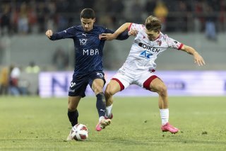Le joueur de Vaduz Fabrizio Cavegn, gauche, lutte pour le ballon avec le defenseur valaisan Joel Schmied, droite, lors de la rencontre de football de Challenge League entre FC Sion et FC Vaduz ce vendredi, 10 novembre 2023 au stade de Tourbillon a Sion. (KEYSTONE/Cyril Zingaro)
