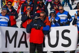 Marius Robyr et Patrice Morisod se prennent dans les bras au terme de l'édition 2024 des courses de Crans-Montana