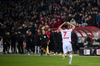Joie de l'attaquant valaisan Ilyas Chouaref apres avoir marque le premier but face au gardien bernois Anthony Racioppi lors de la rencontre des quarts de finale de la Coupe de Suisse de football entre FC Sion et BSC Young Boys le jeudi 29 fevrier 2024 au stade de Tourbillon a Sion. (KEYSTONE/Jean-Christophe Bott)