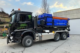 Un nouveau véhicule, mis à disposition par un concessionnaire, équipé d’une saleuse combinée sel (4m3) et saumure ( 4'050 litres).