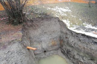 En contrebas de l'étang, la commune de Grimisuat doit augmenter les débits de sortie pour vider le bassin