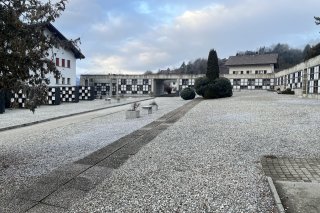 Le cimetière d'Ayent, vidé de ses tombes, janvier 2024. En espace qui sera réaffecté