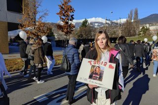 "Tania, on t'aime. Tu vas nous manquer", pouvait-on lire sur l'une des pancartes réalisées par ses proches (Y. Crettaz)